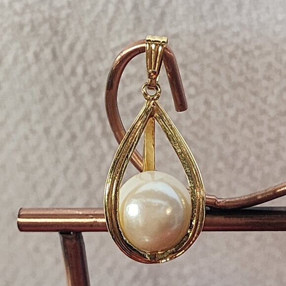 Avon Vintage Large Cream Floating Faux Pearl Inside a Gold Tone Cage Pendant - Picture 1 of 16